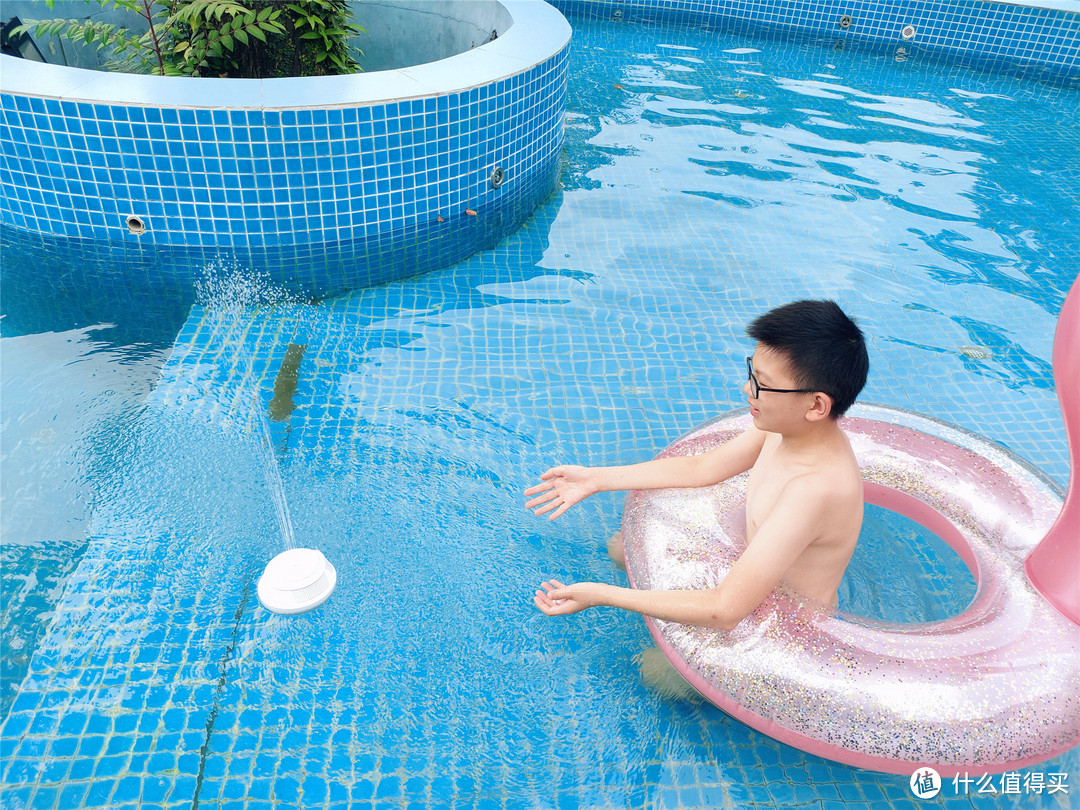 度假感拉满,就靠这款 Cowin Whale 漂浮水上喷泉蓝牙音箱了