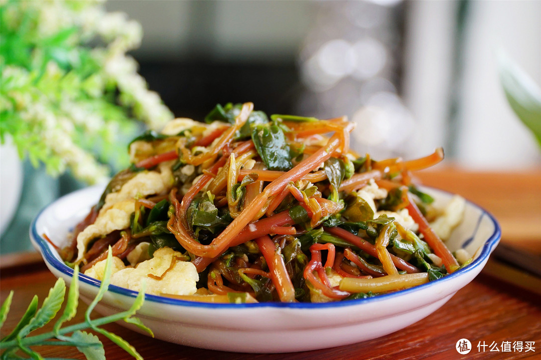 夏天，这野菜正当季，路边摘一把，回家与鸡蛋一起炒，真香啊