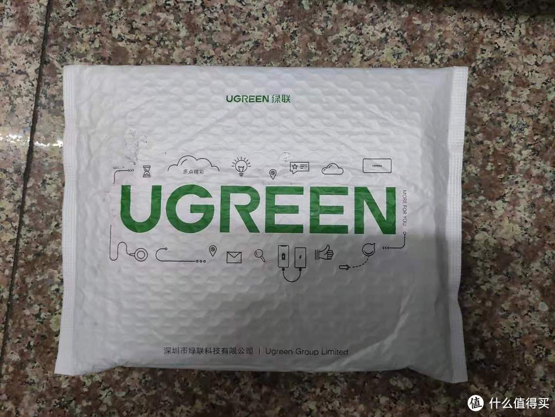 快递外包装是采用的绿联自己的防水袋加内部防撞空气泡泡设计，简洁实用