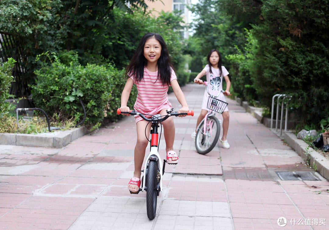 柒小佰儿童自行车测评，塑料姐妹花就为这辆自行车还闹掰了