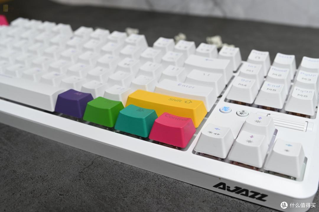 更易定制的机械键盘,支持轴体热插拔,黑爵K870T上手