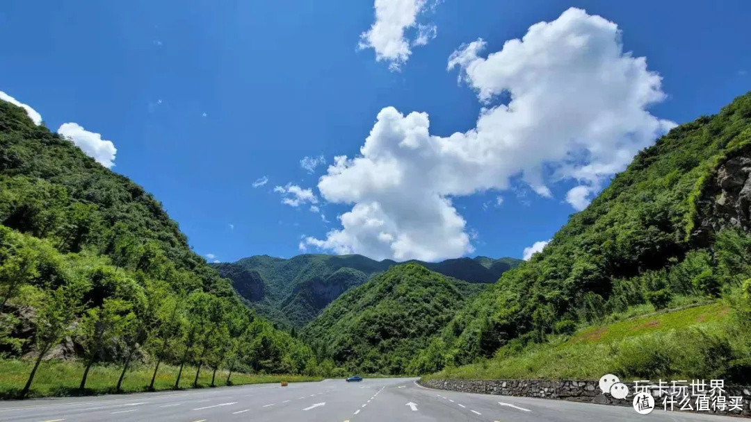 进入大九湖的山间公路