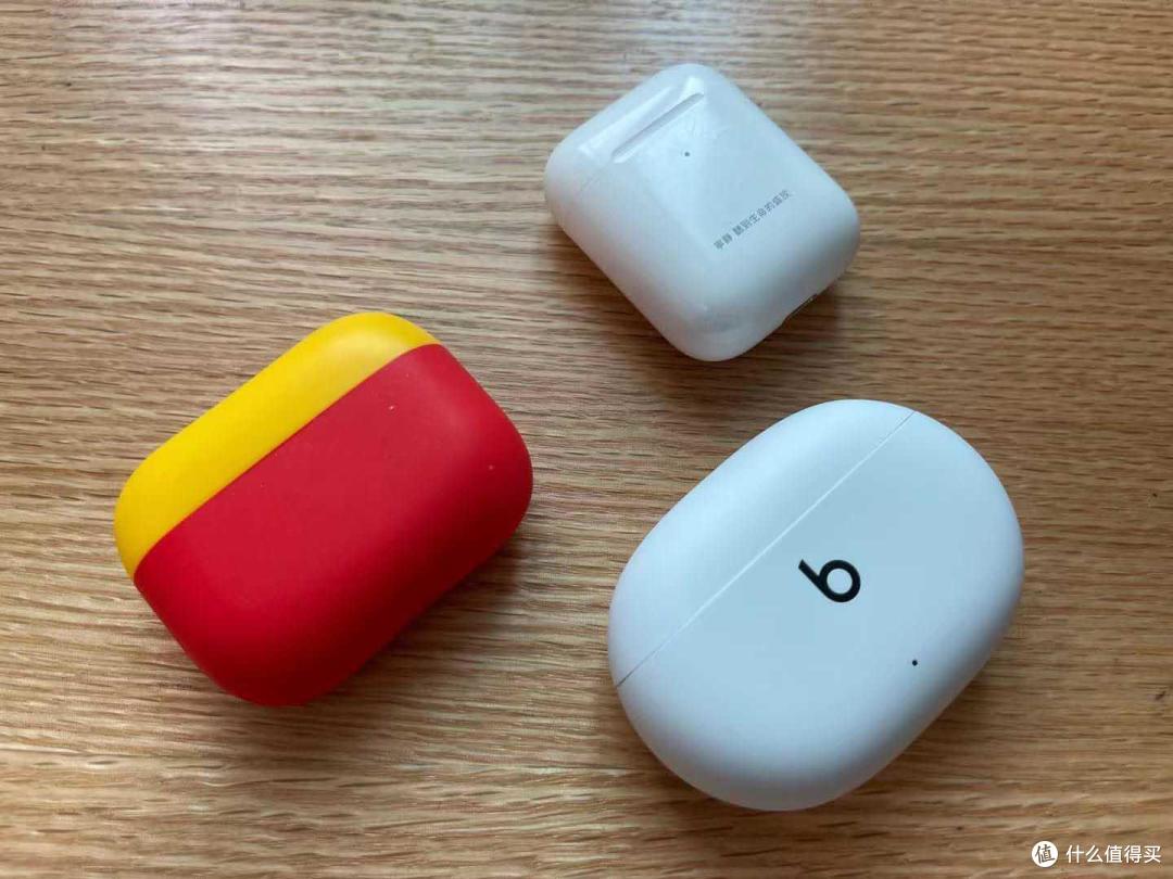 ▲ 充电盒和AirPods、AirPods Pro对比，体积上和AirPods Pro近似。