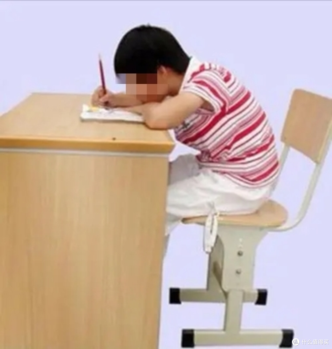 这个画面再熟悉不过了吧，像不像你家孩子写作业的姿势？