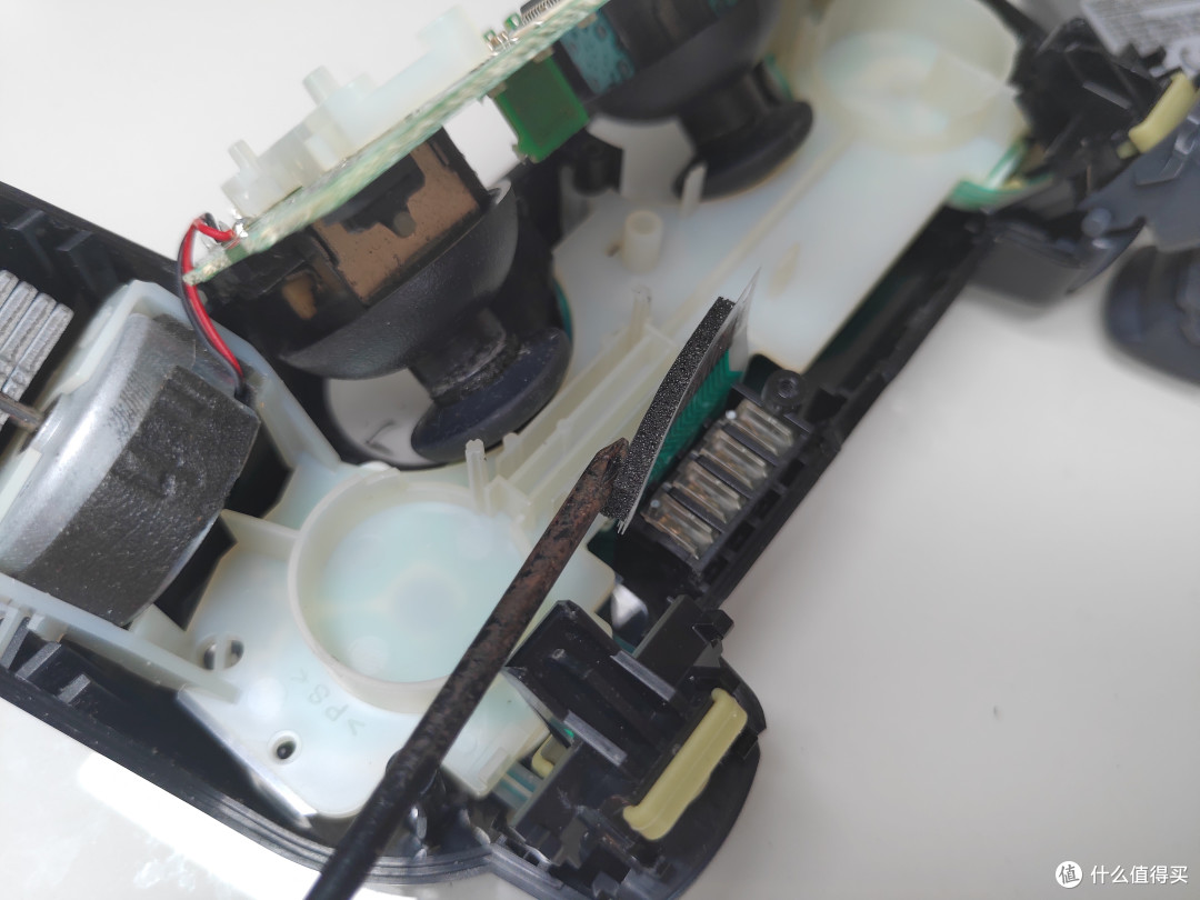 简单一招修复PS3手柄串键故障。