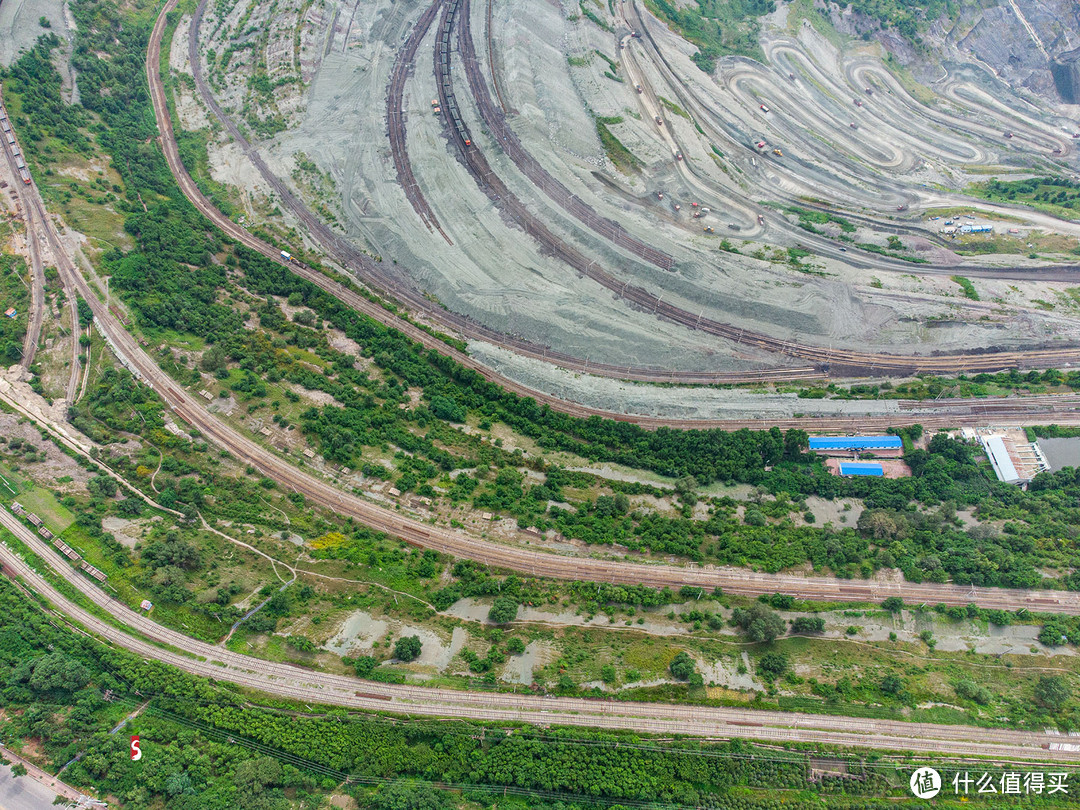 露天煤矿内壮观的铁路展线