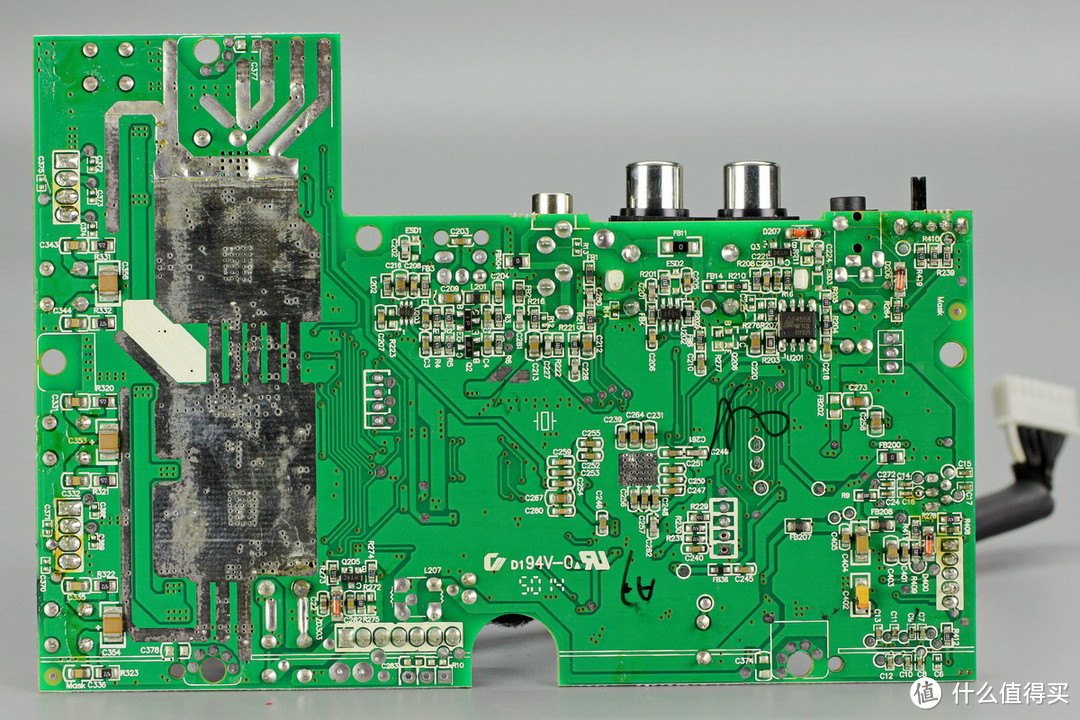 支持同轴输入、线性输入和蓝牙aptX音频编码，海信 2.0 Soundbar条形音箱拆解