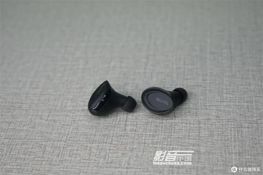 经过特别设计的耳机形状和曲线