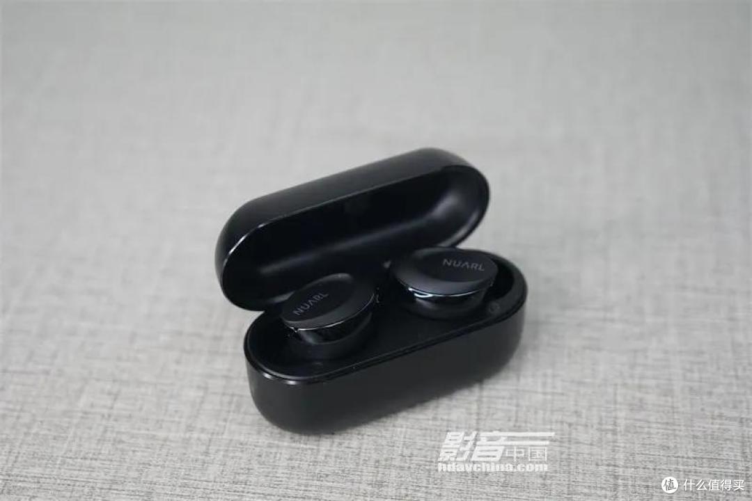 通过耳机上的触摸键，可完成各种操作，包括打开环境音模式或启动手机语音助手