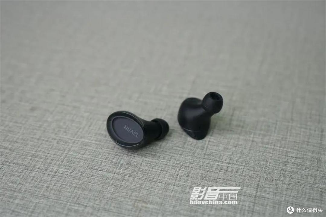 N6 mini耳机前后各配置了一组高性能的cVc麦克风
