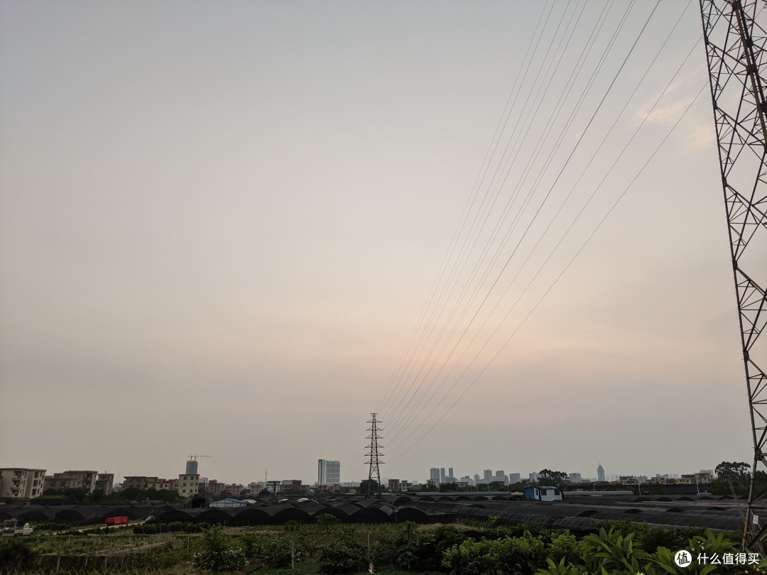 摄于pixel 3，这是傍晚时分拍的，柔和的阳光，算是低难度场景，pixel 3偏于还原当时真实的色彩