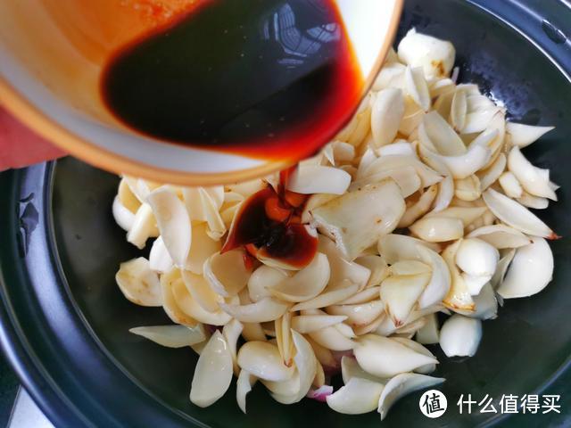 8月，鲜百合正当季，用砂锅焗着吃，又甜又糯，清热去火好处多