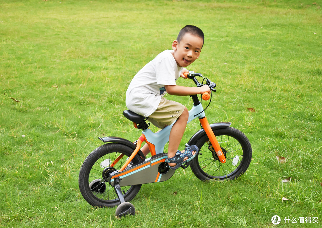 邻里小孩都羡慕哭了：柒小佰儿童减震自行车S1，孩子初学自行车的更优选择