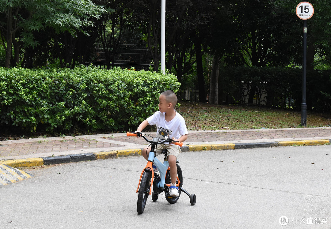 邻里小孩都羡慕哭了：柒小佰儿童减震自行车S1，孩子初学自行车的更优选择