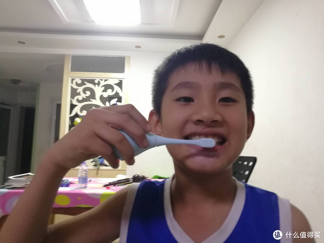 儿童电动牙刷需仔细挑选，避免入坑选COMBO咸蛋超人联名款