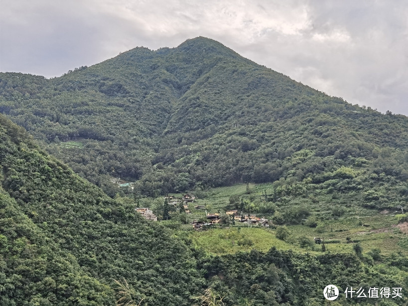 门口见到里面的山