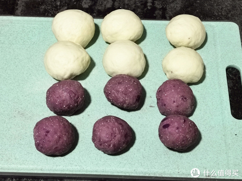 发酵至两倍大的白色面团和紫色面团分别放在案板上揉匀排气，分成大小均匀的6个剂子，白色的面团比紫色面团略大一些；