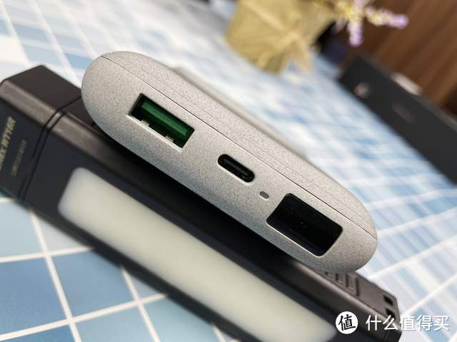 比苹果MagSafe外接电池更好用的无线充电宝，是什么使用体验？