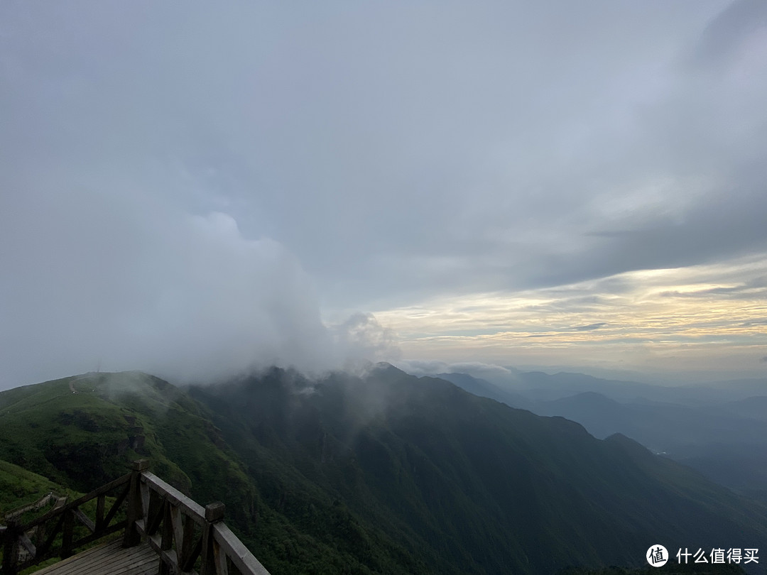 云就在身边飘来飘去