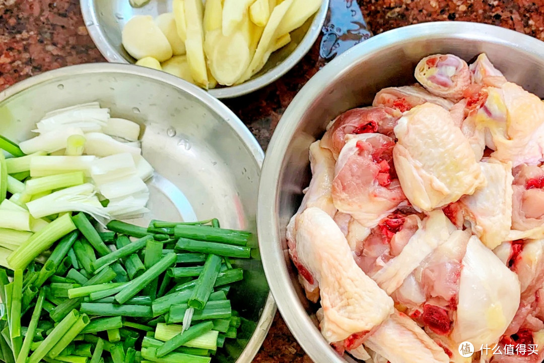 焖鸡肉前，多加“2料”洗一洗，鸡肉无腥无血沫，鲜嫩肉滑特入味