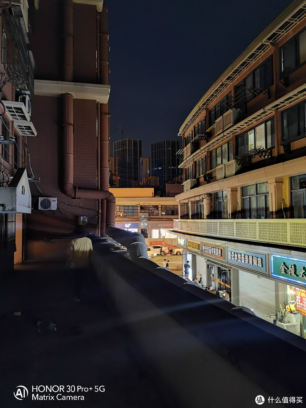 夜景PK realme gt大师探索版VS荣耀30Pro+