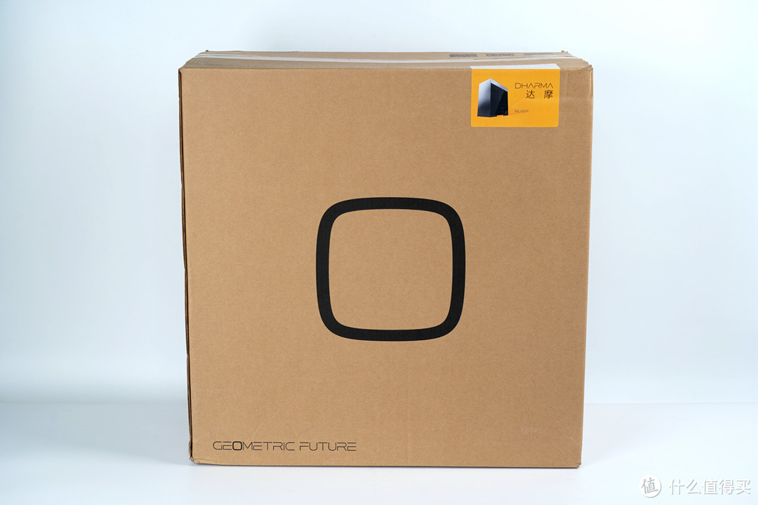 外包装方面采用牛皮纸箱，整个机箱仅有几何图案LOGO以及机箱铭牌贴纸点缀，简约大方。