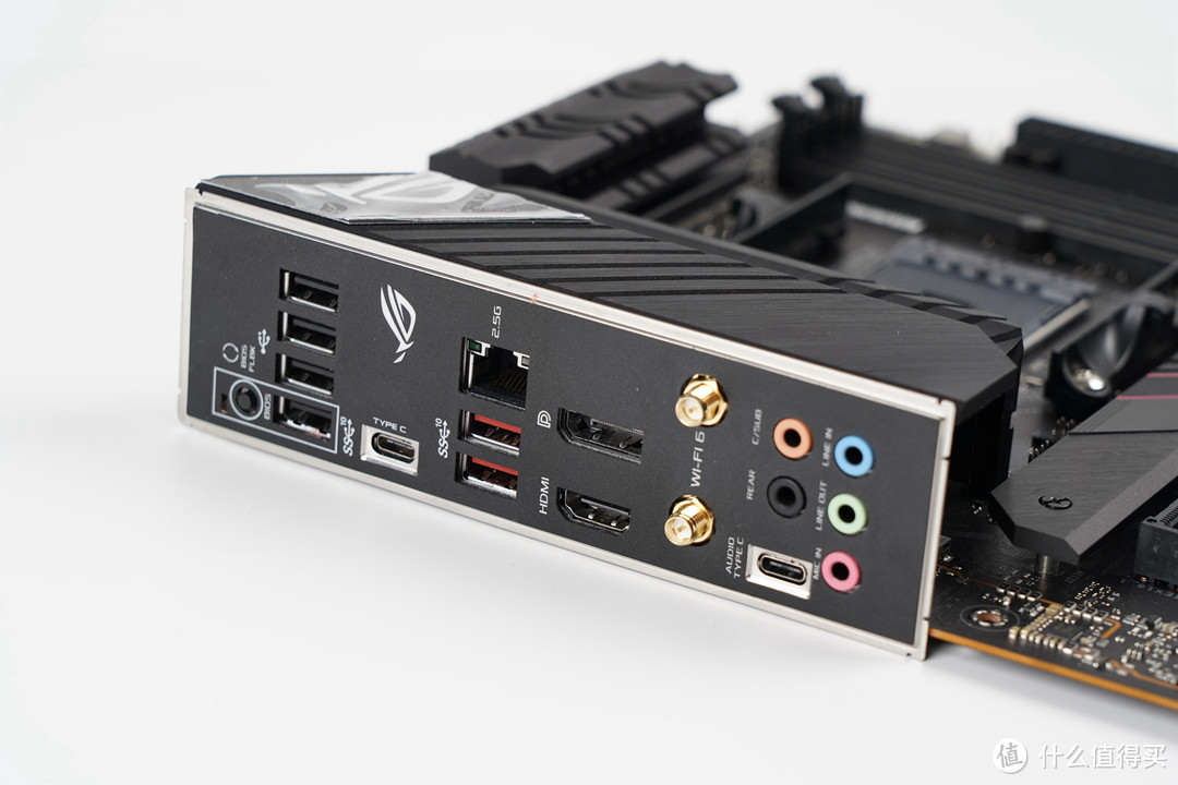 I/O接口采用一体式，安装起来更加方便，提供了3个USB 3.2 Gen 2接口、4个USB 2.0接口、1个USB 2.0接口（音频接口），还有DP、HDMI、RJ45、音频等接口，非常的丰富，足以满足高端玩家的使用需求。