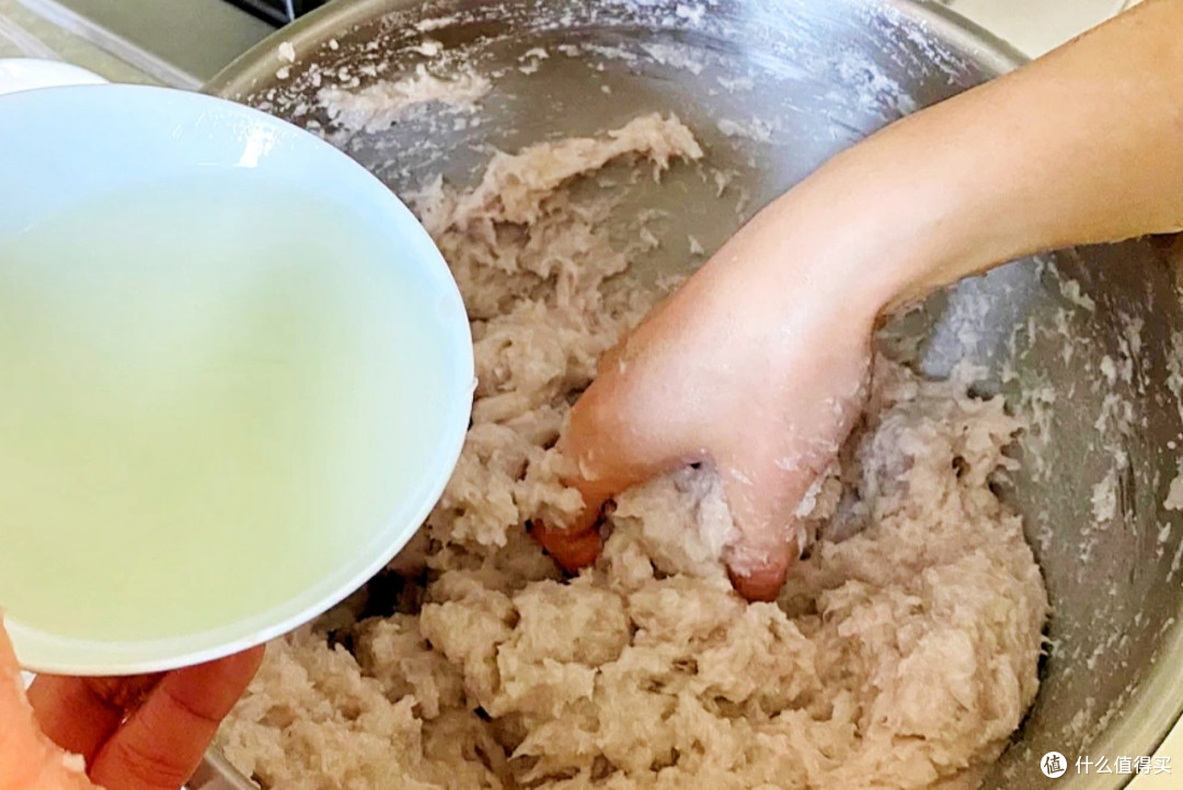 鱼丸想弹嫩爽口,牢记“3个窍门”,富有弹性不松散,鱼味特别鲜