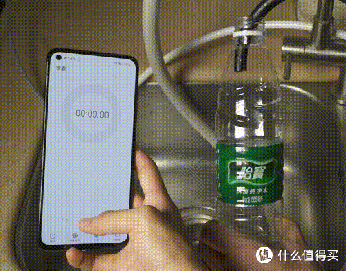 接满一个555ml矿泉水瓶,用时约9秒