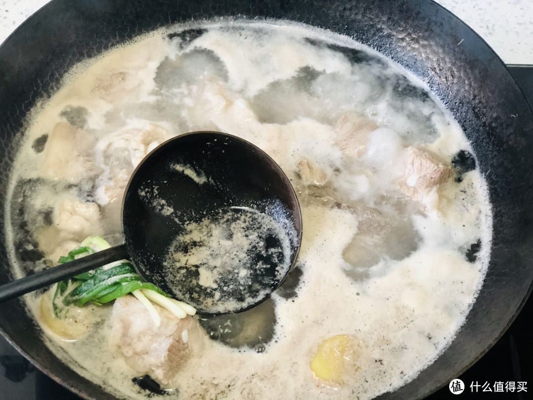 做冬瓜排骨汤时，牢记“1泡3不放”，肉香汤鲜，关键还没腥味儿