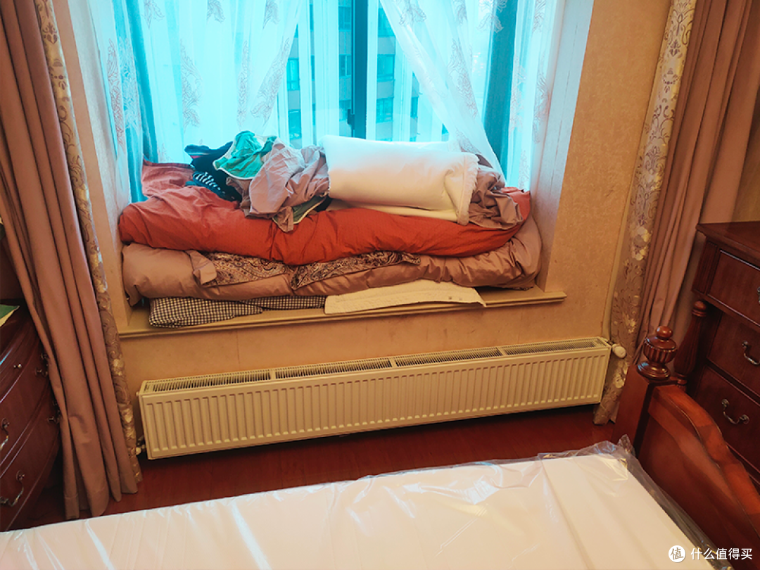 卧室明装暖气片安装效果图