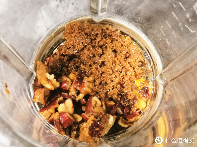 把红枣块和红糖一起倒入料理机中，再加入适量的清水，盖上盖子搅打成糊状；