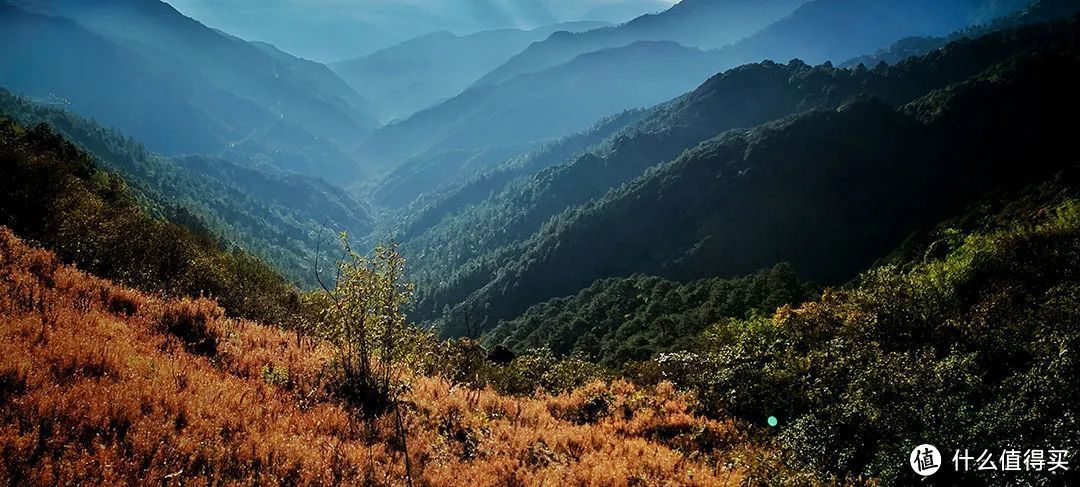 高黎贡山，垂直高差达4000米以上，形成极为壮观的垂直自然景观和立体气候。©图虫创意