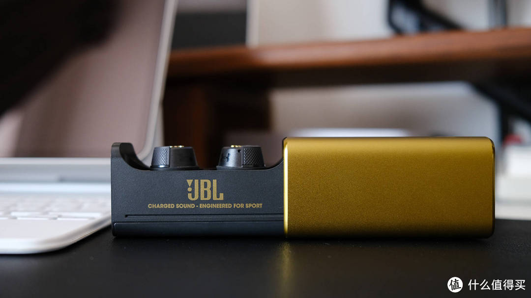 JBL联手UA打造“硬汉”蓝牙耳机，巨石强森特别款轻体验