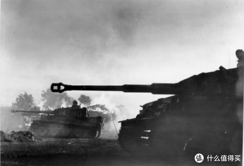 进攻中的505营234号和212号车，1943年7月，库尔斯克奥廖尔地区。