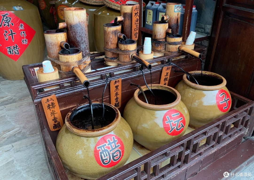 阆中古城街市上随处可见的保宁醋小店 ©图虫创意