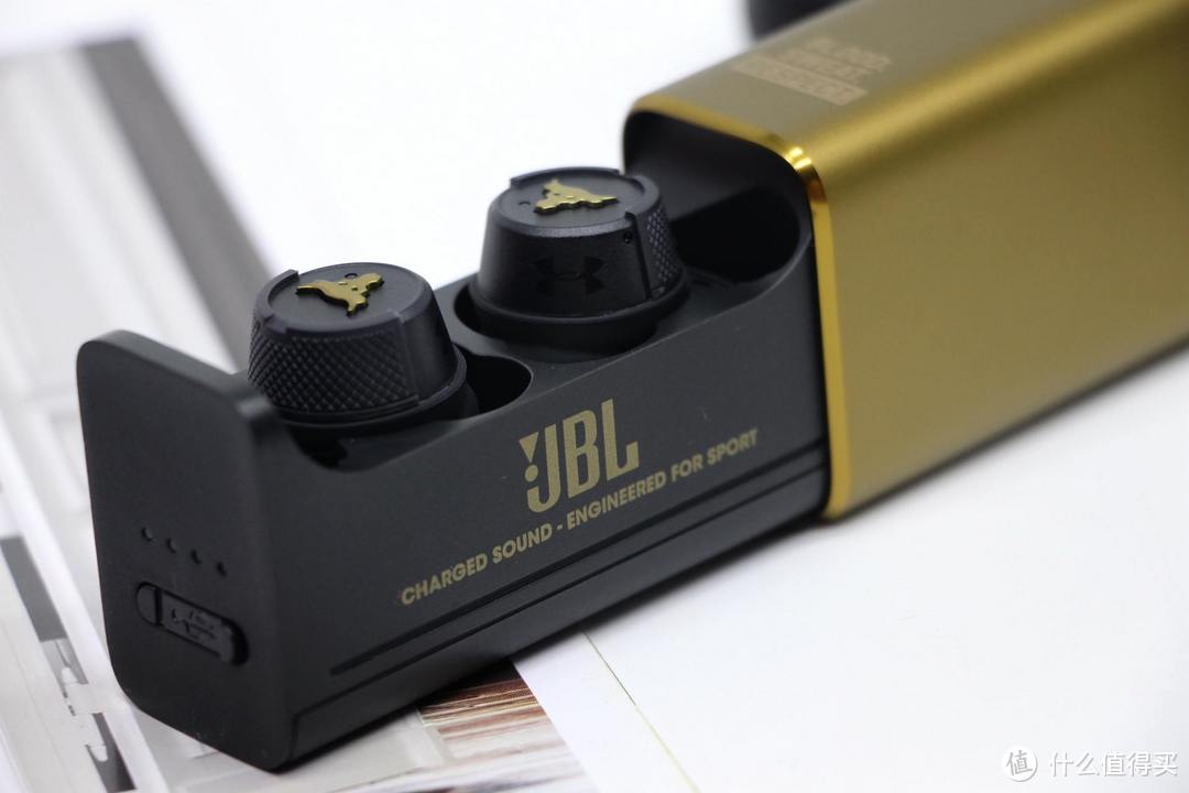 硬汉品质，震撼音质：JBL /UA FLASH ROCK 联名耳机