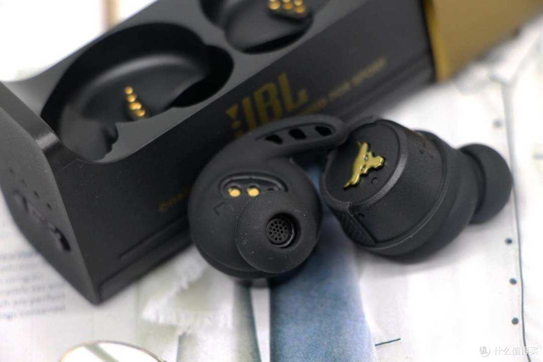硬汉品质,震撼音质:JBL /UA FLASH ROCK 联名耳机
