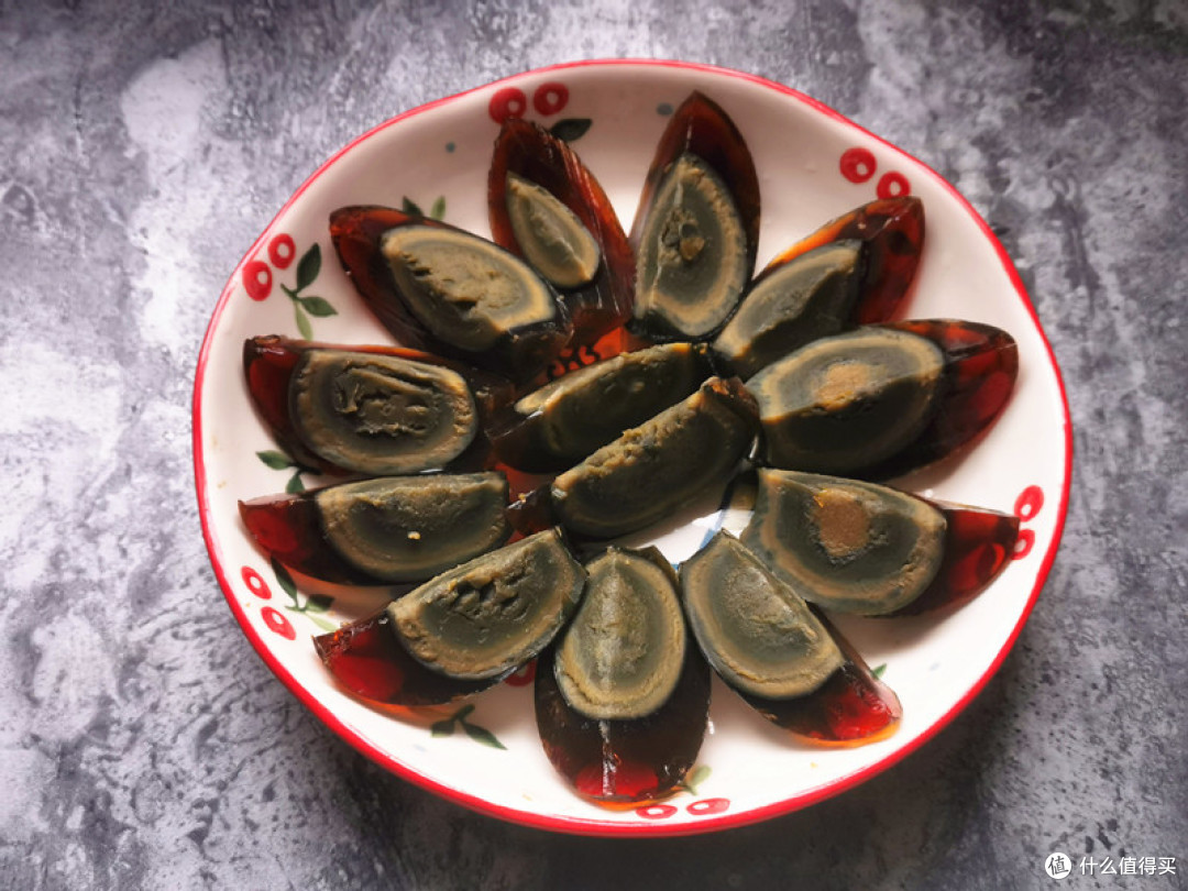 每个皮蛋切成4瓣，摆放在盘子中，边缘摆一圈，中间再摆上，这样看起来非常美观；
