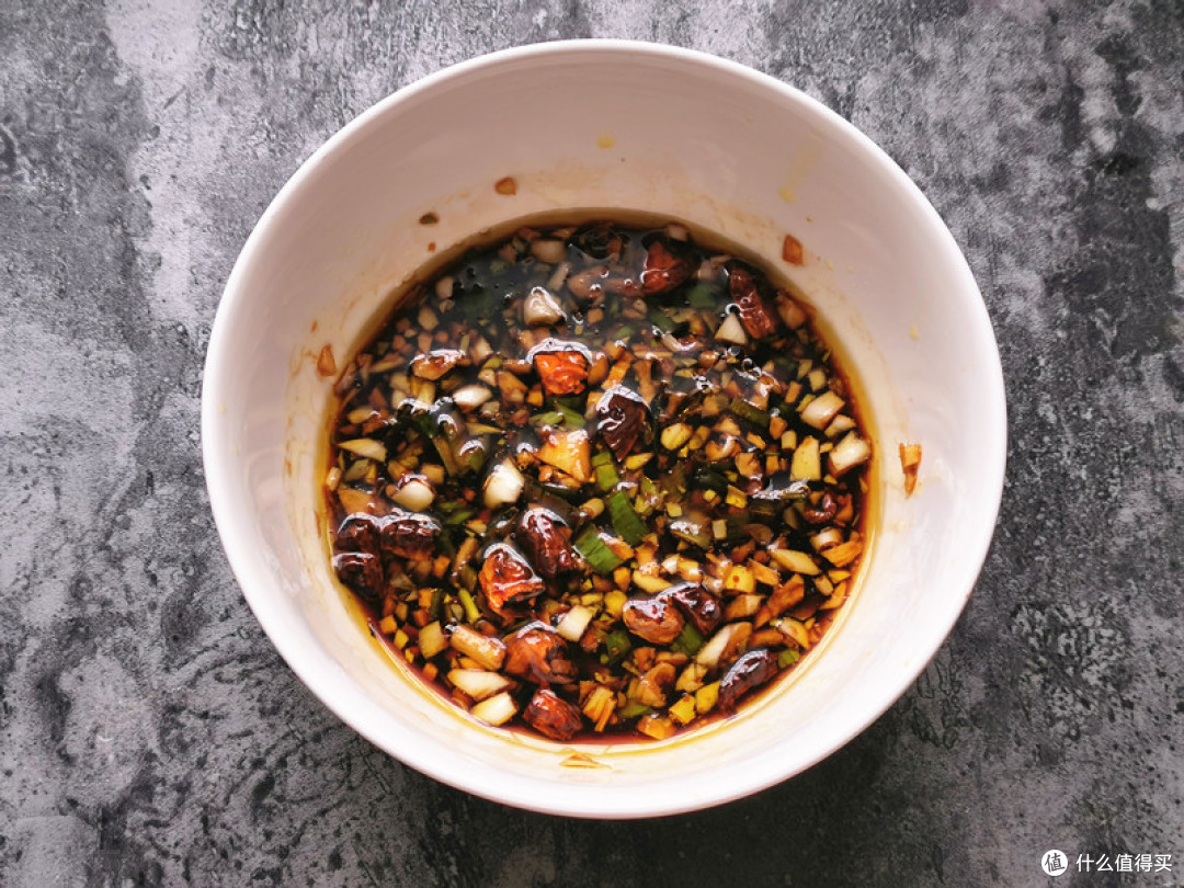 把花椒捞出丢掉，再把热油浇在料汁上拌匀，料汁就调好了；