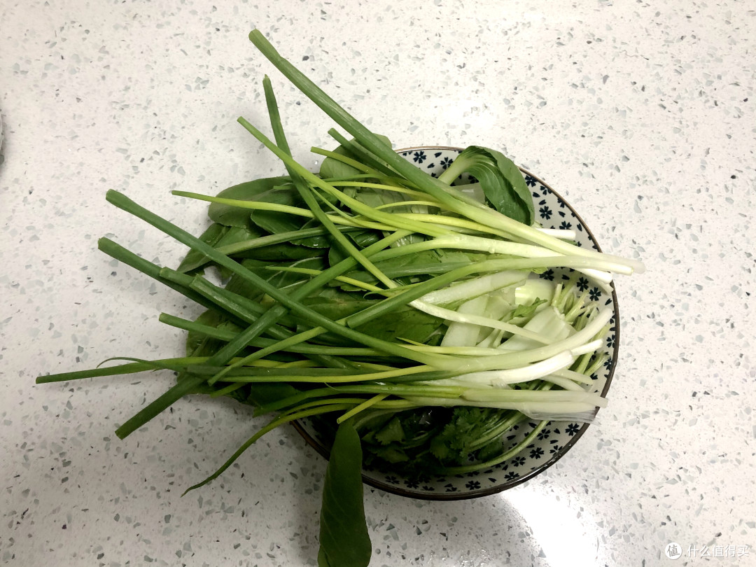 麻辣烫太贵吃不起,教你正确做法,10元做1锅,夫妻俩人吃到撑
