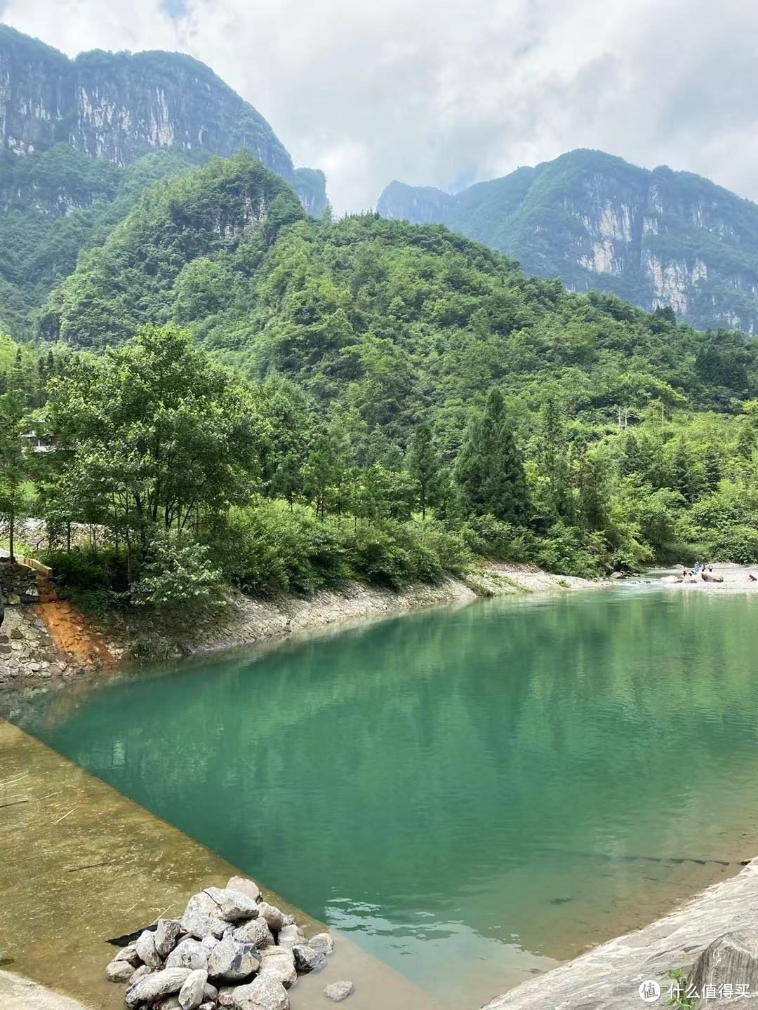 颜色越深绿的地方，水越深。