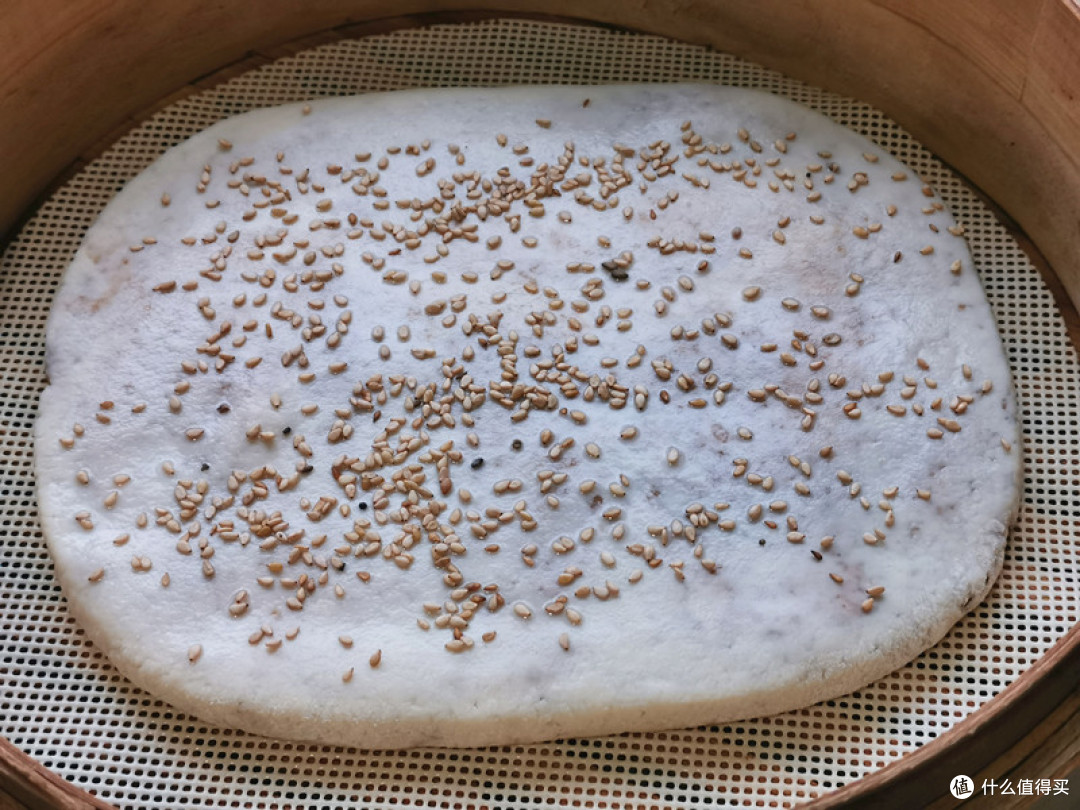 把生胚放在提前铺了笼布的蒸屉上，再次醒发15分钟，时间到了，开大火将水烧开，再蒸15分钟，不开盖再焖几分钟；
