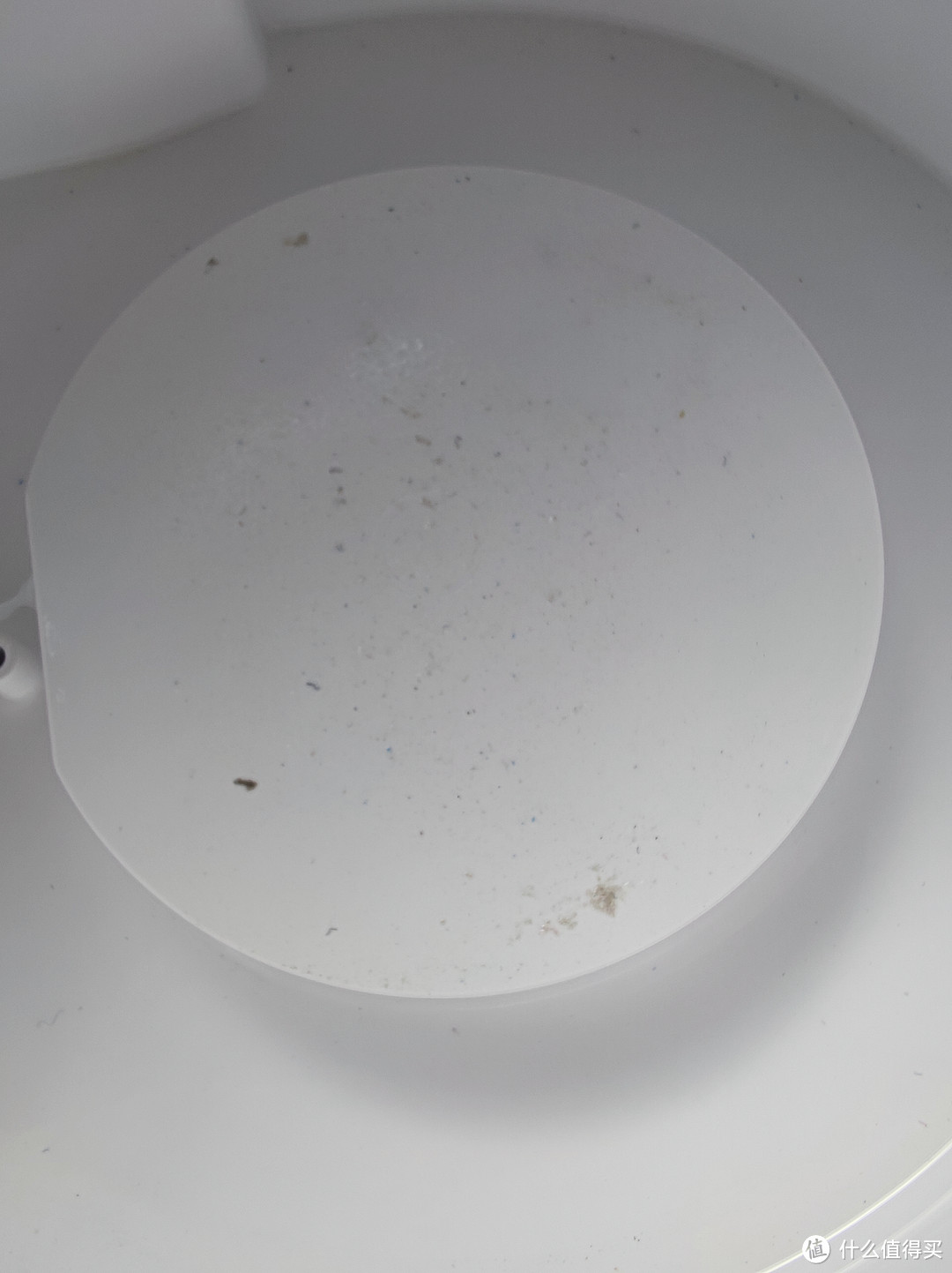 将水倾倒后,底部残留物,以及黏黏糊糊的底部和侧壁
