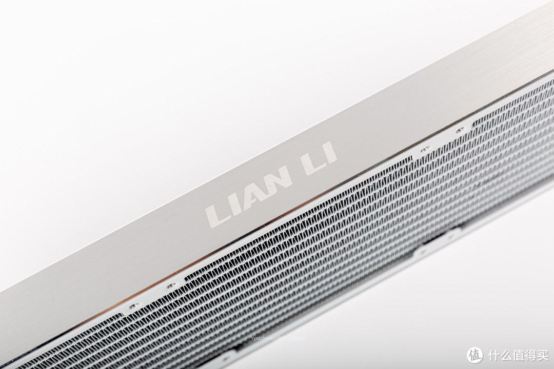 冷排两侧为铝制修饰并标有LIAN LI，冷排厚度27mm，鳍片厚度为20mm