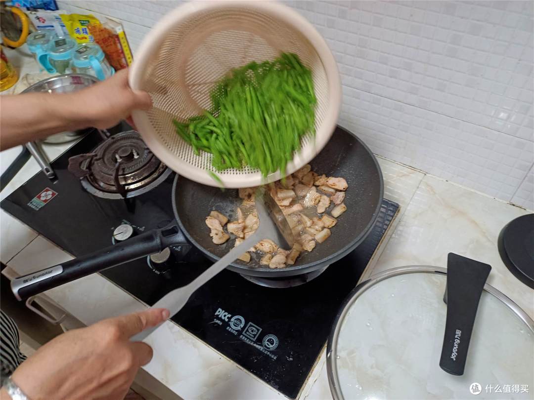 晶钻耐磨技术加持!九阳不粘锅评测:轻松感受极致的爆炒乐趣