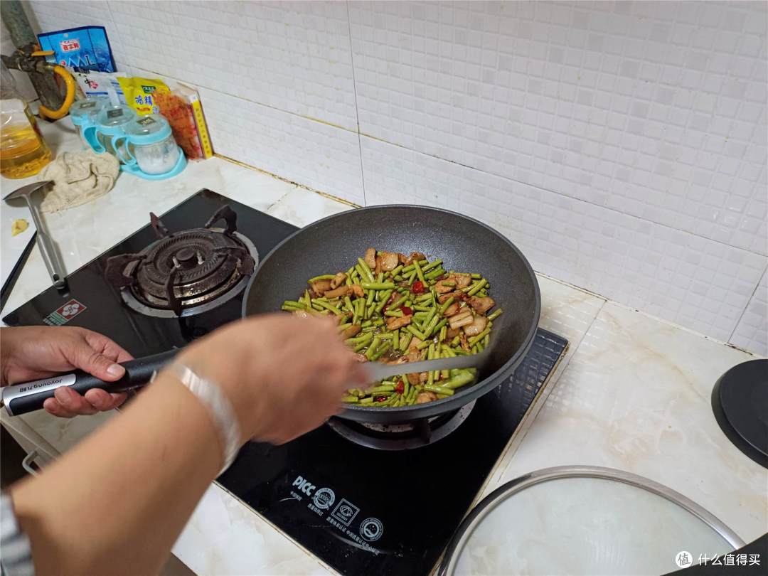晶钻耐磨技术加持!九阳不粘锅评测:轻松感受极致的爆炒乐趣