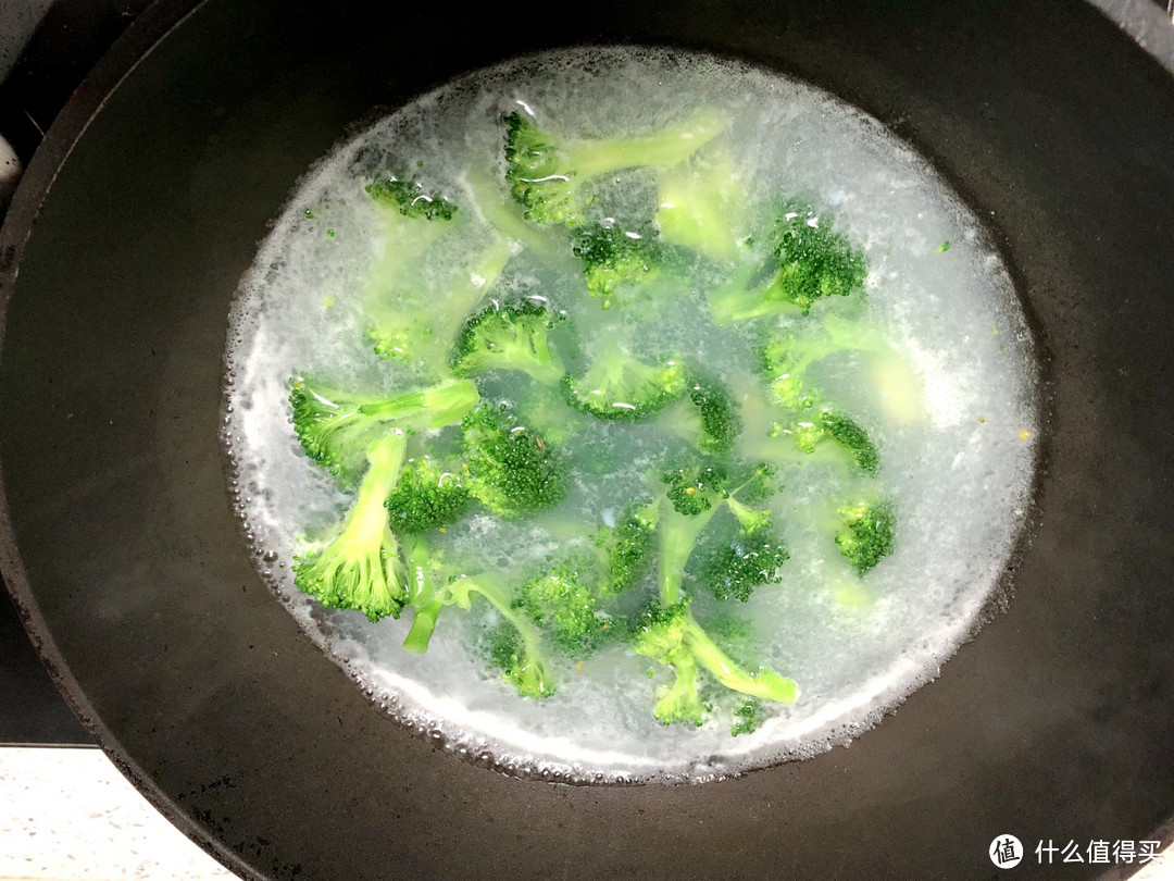 西兰花别再炒着吃了,配上鱼片,上锅简单蒸一下,营养美味特省事