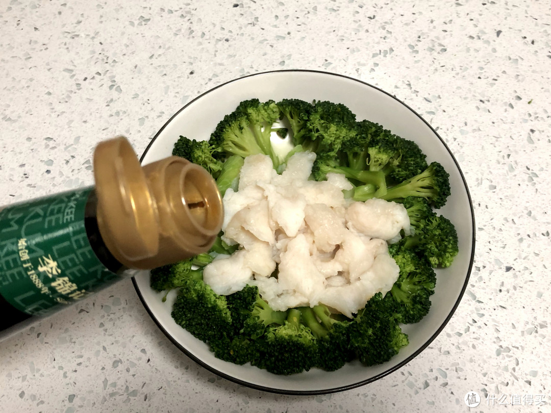 西兰花别再炒着吃了,配上鱼片,上锅简单蒸一下,营养美味特省事