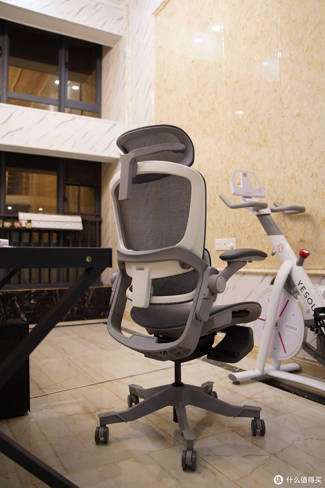 久坐不再给身体带来负担，网易严选3D悬挂腰靠人体工学椅亲评测